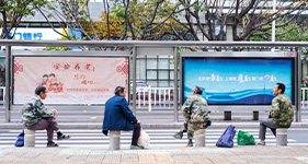 公交站广告