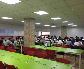 学员在学习